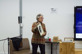 Rosario Caicedo donando foto de Andrés Caicedo a la Cinemateca de Bogotá