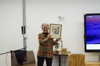 Rosario Caicedo donando foto de Andrés Caicedo a la Cinemateca de Bogotá