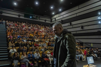 Charla de Mario Mendoza en el cine y yo en la Cinemateca de Bogotá