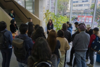 Interacción del publico con la exposición y charla junto a la curadora