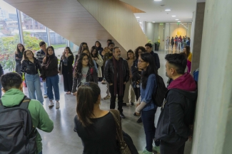 Interacción del publico con la exposición y charla junto a la curadora