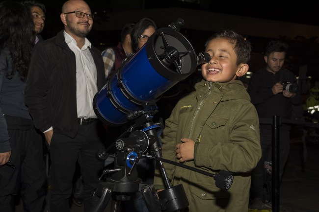 Niño observando la Súperluna 