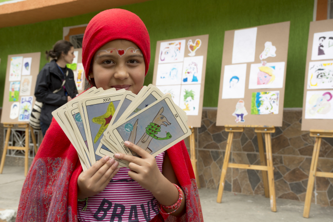 Niña Con tarot