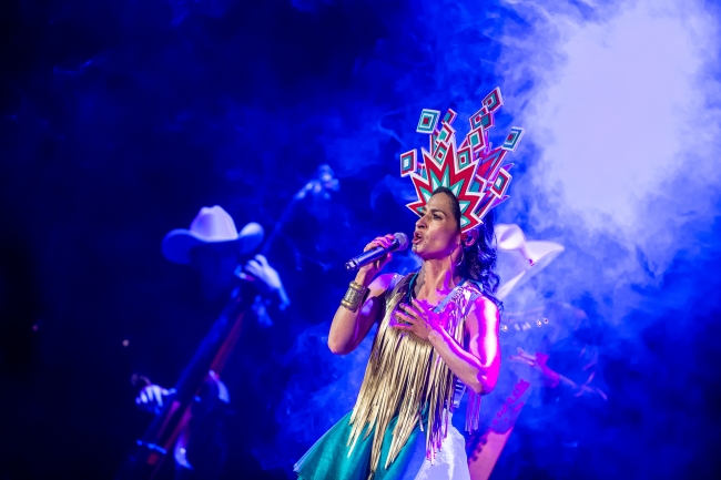 Fotografía de la cantante del grupo Cimarrón en escena