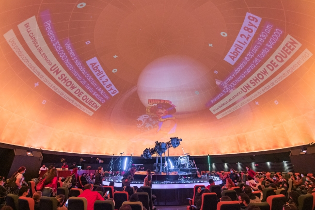 En la cápsula del espacio, un show de Queen