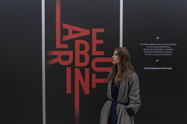 Artista Liz Callejas en la in inauguración de la exposición Laberinto.